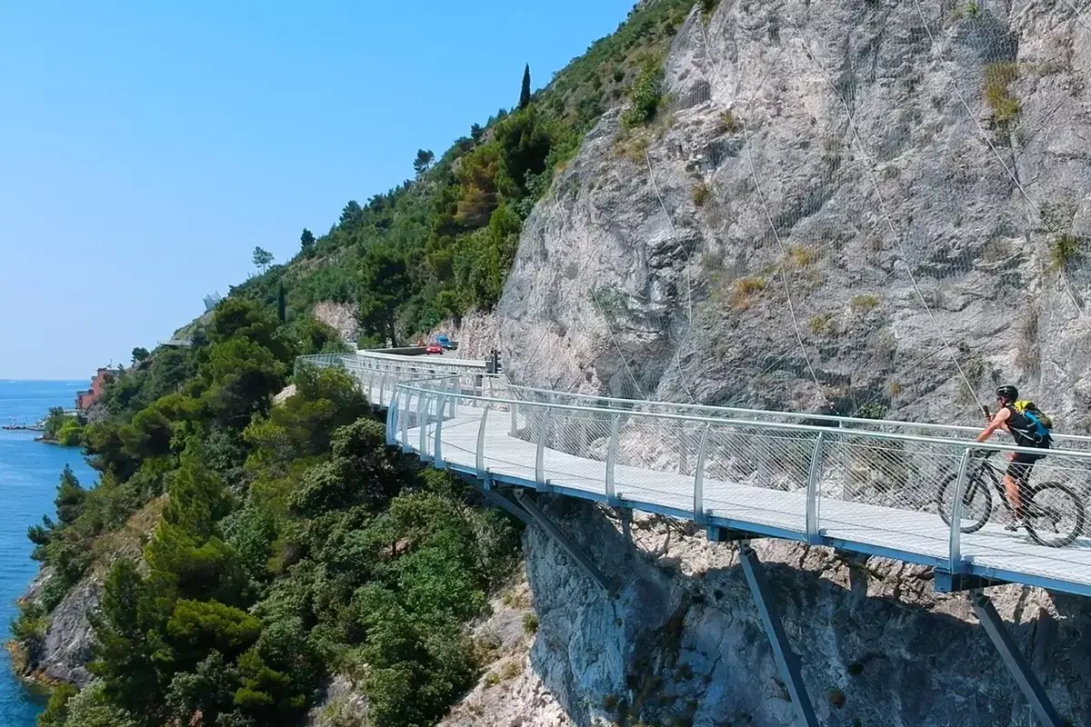 02 Lago di Garda-Limone sul Garda-Ciclopedonale-ciclista Pedalando senza fretta nei luoghi pi&ugrave; incantevoli della provincia di Brescia